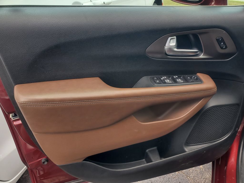 Used 2018 Chrysler Pacifica Limited FWD image 7