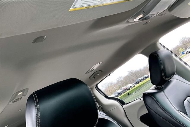 Used 2023 Chrysler Pacifica Touring-L image 27