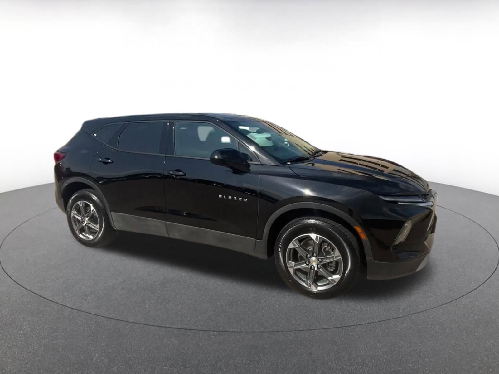 Used 2025 Chevrolet Blazer LT image 2