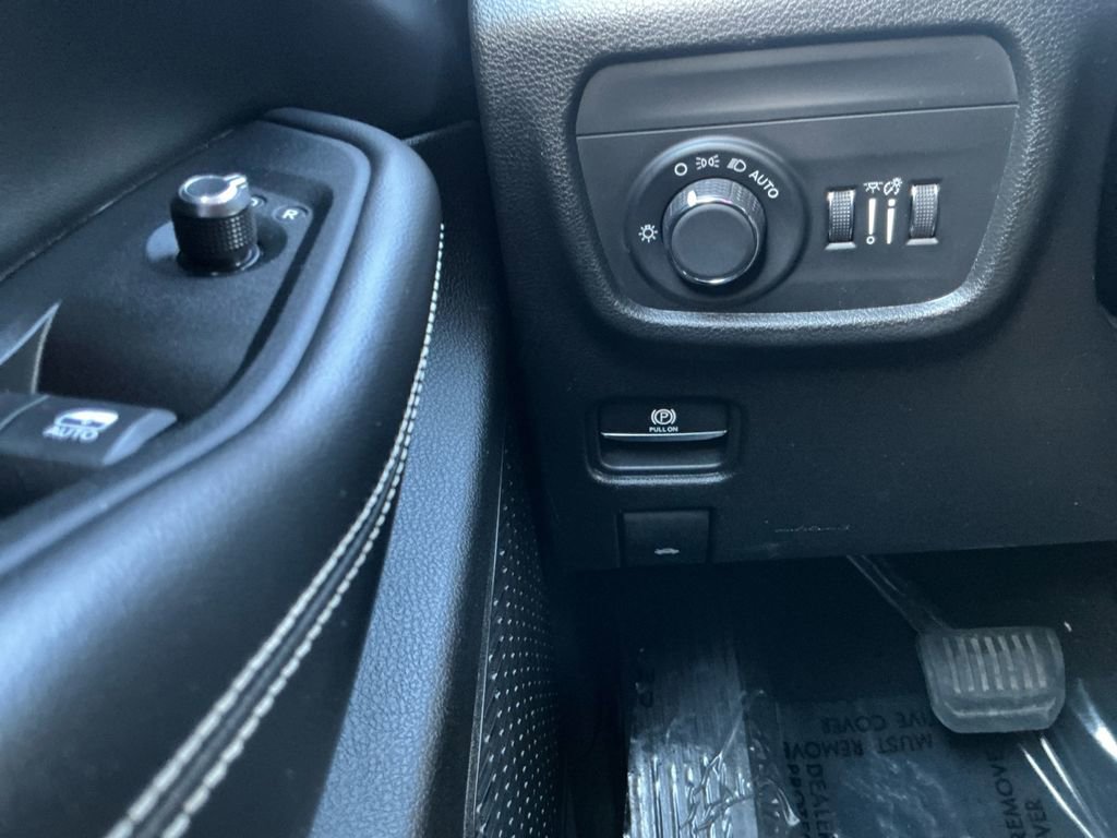 Used 2023 Jeep Grand Cherokee Laredo image 21