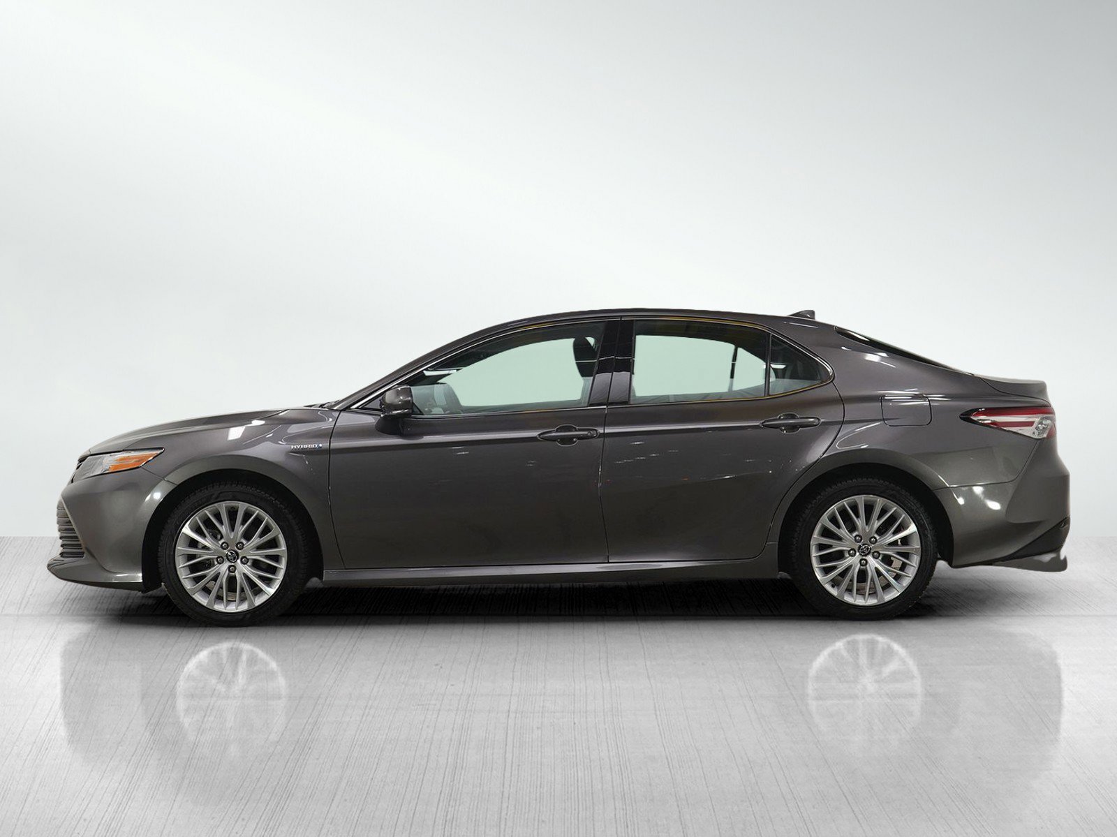 Used 2020 Toyota Camry XLE image 2