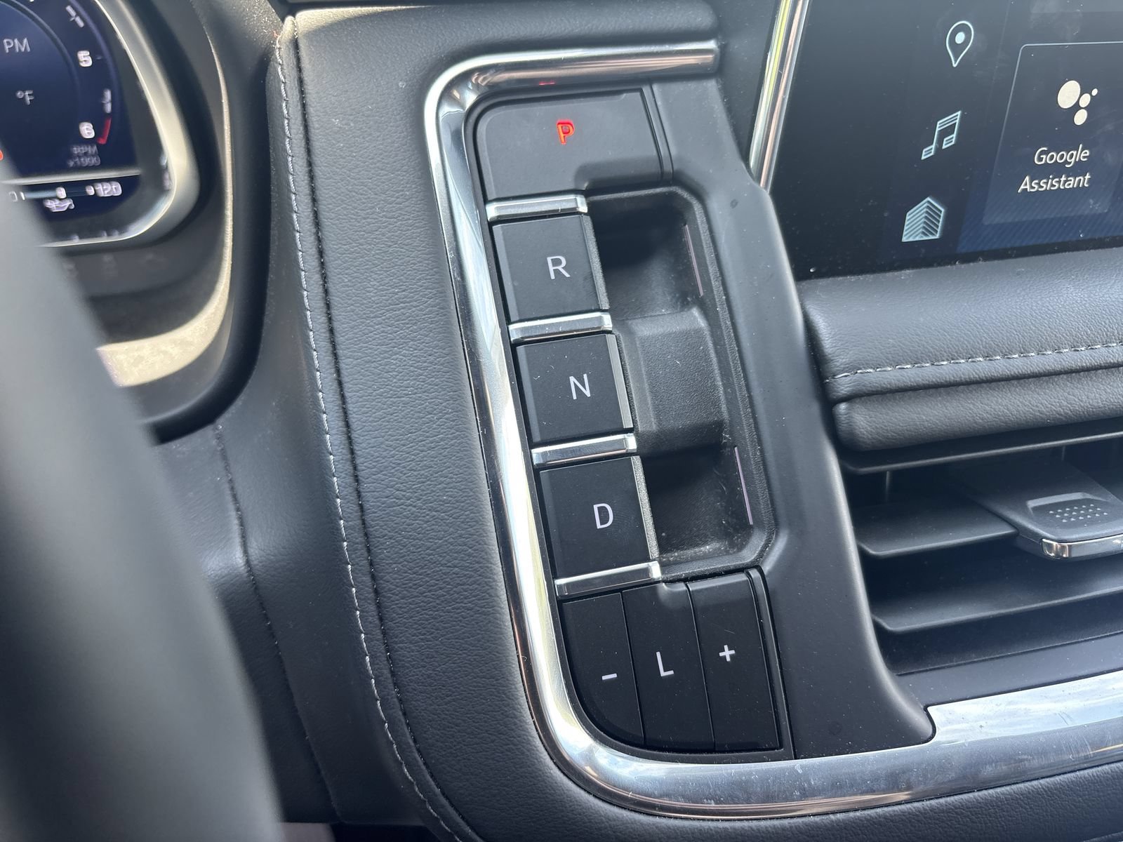 Used 2024 Chevrolet Tahoe Z71 w/ Luxury Package AWD/4WD image 19