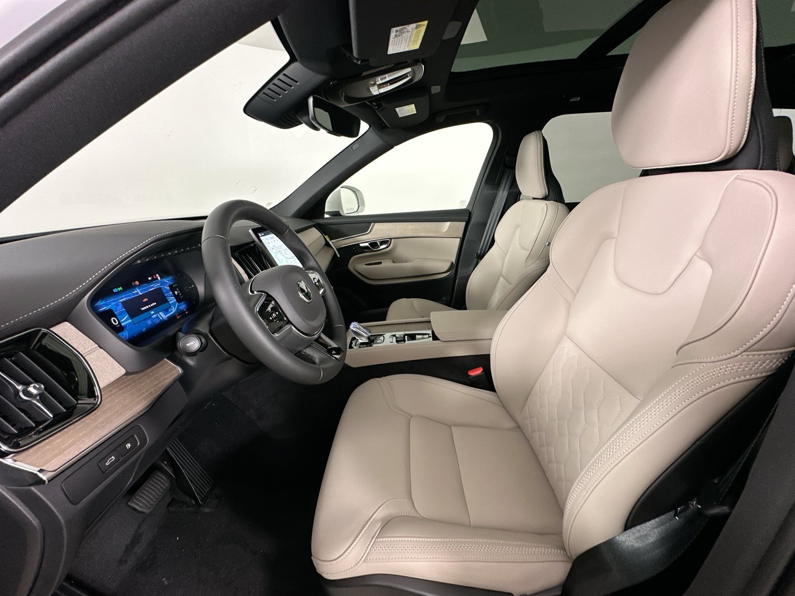 New 2026 Volvo XC90 T8 Plus w/ Protection Package AWD/4WD image 32