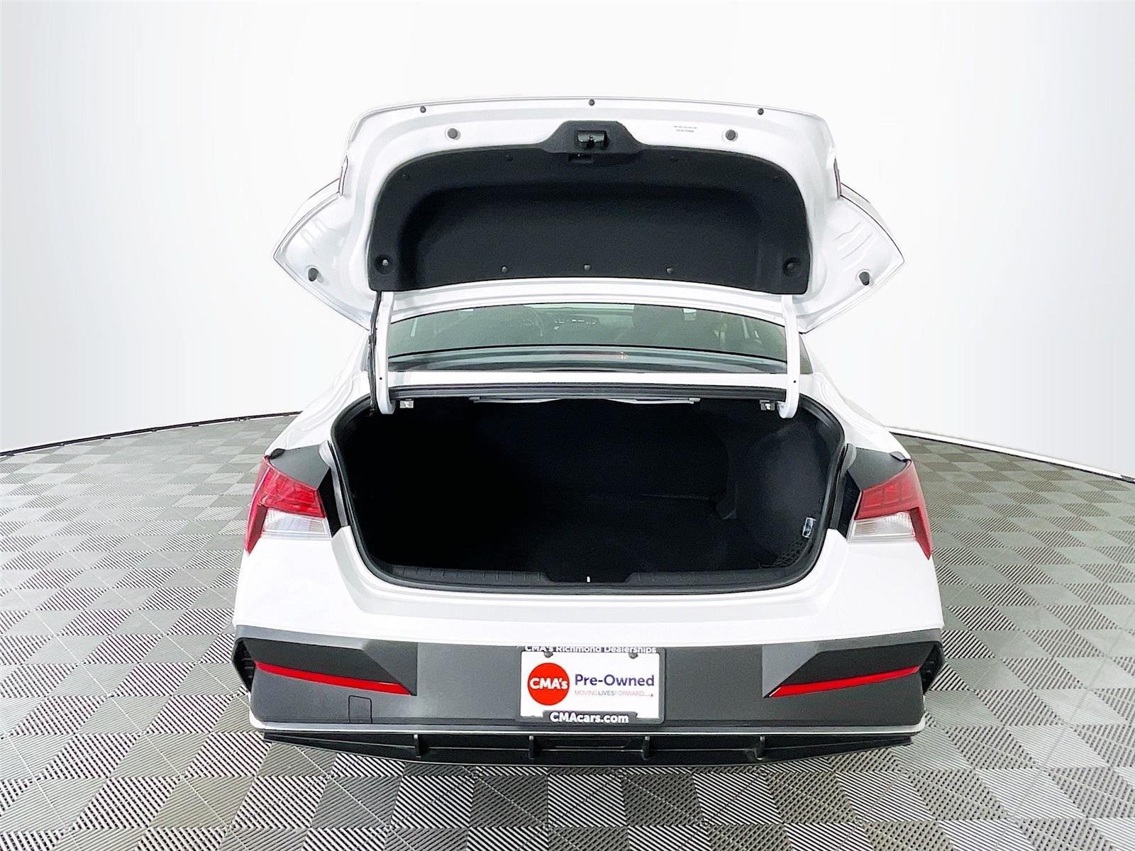 Used 2026 Hyundai Elantra SEL FWD image 28