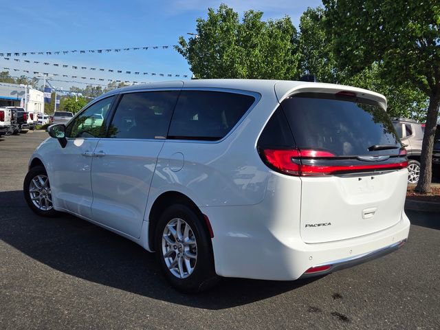 Used 2023 Chrysler Pacifica Touring-L FWD image 6