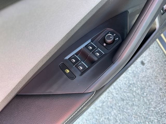 Certified 2025 Volkswagen Jetta SE w/ Sunroof Package image 12