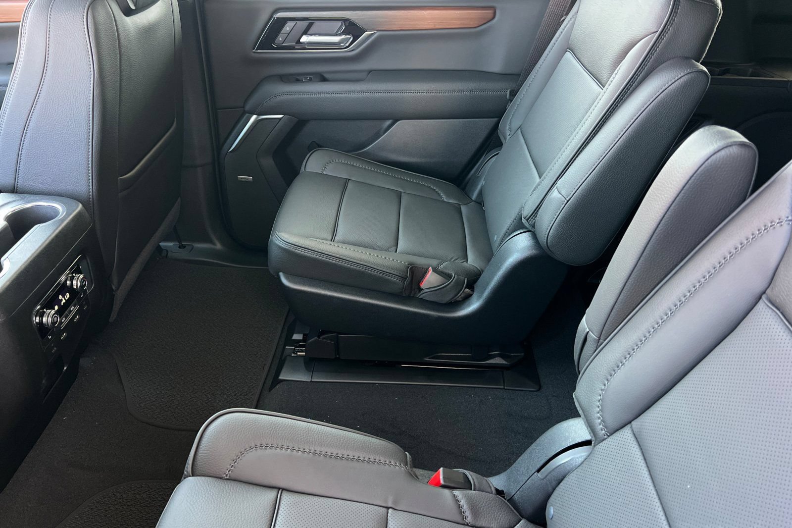New 2026 GMC Yukon Denali w/ Denali Reserve Package AWD/4WD image 11