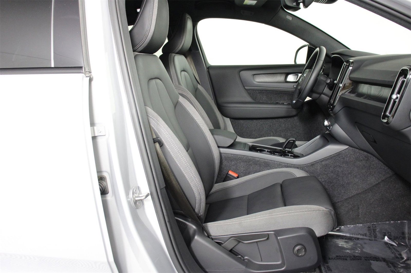 Certified 2023 Volvo C40 Recharge Core w/ Climate Package image 27