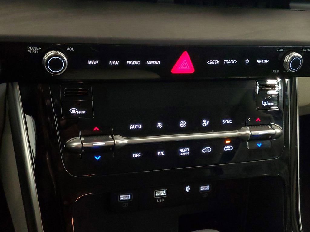 Used 2024 Kia Carnival EX FWD image 23