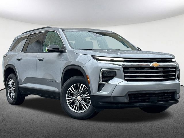 Used 2024 Chevrolet Traverse LT image 2