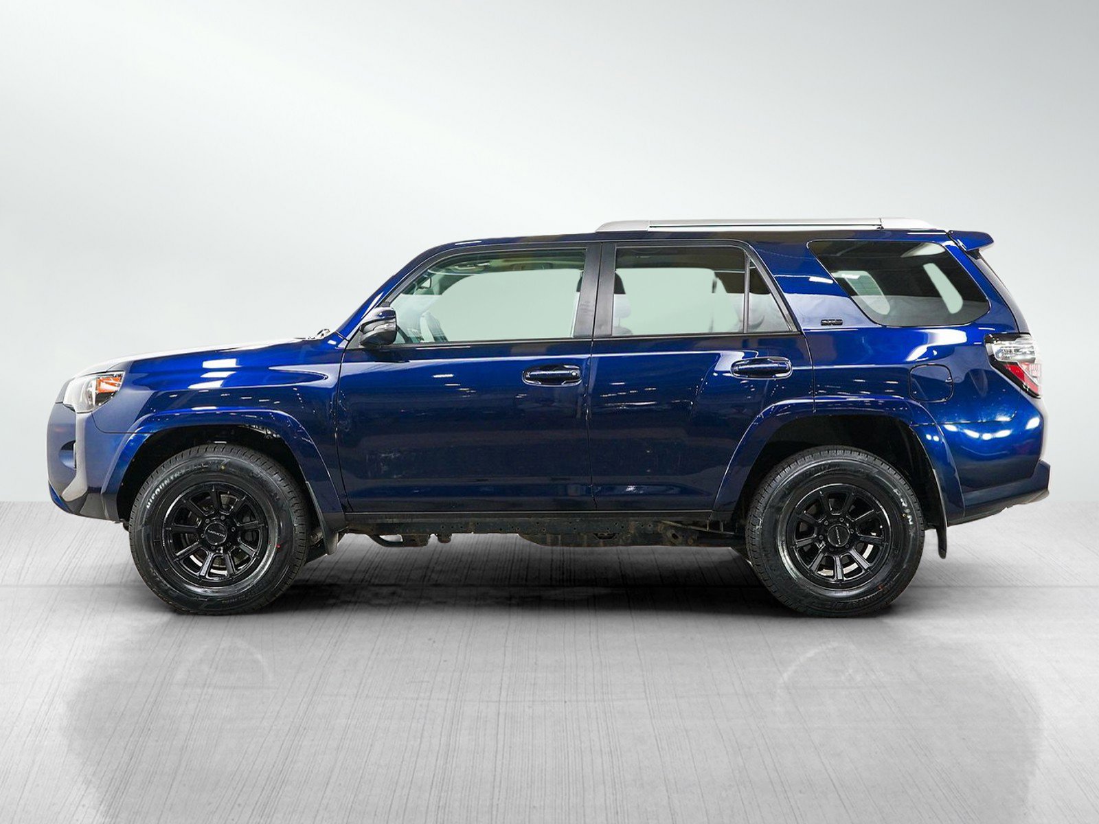Used 2018 Toyota 4Runner SR5 Premium AWD/4WD image 2