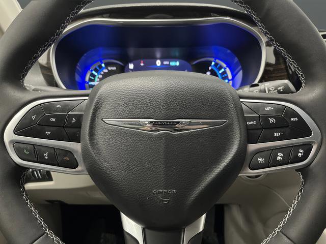 Used 2023 Chrysler Pacifica Limited image 17