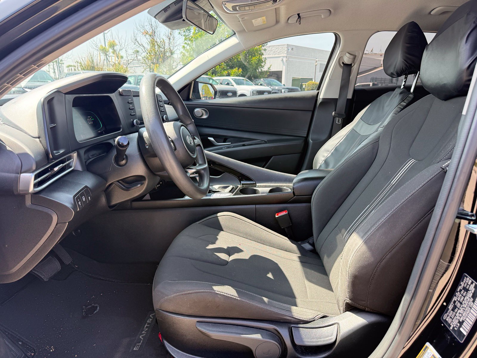 Used 2025 Hyundai Elantra Hybrid FWD image 5