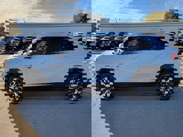 Used 2025 Volkswagen Atlas Cross Sport SE image 9