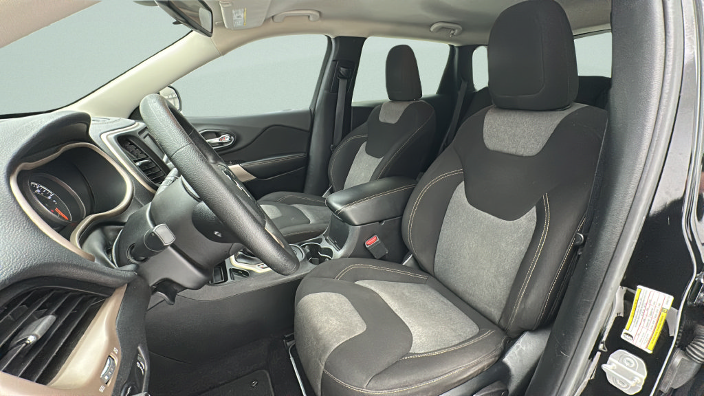Used 2017 Jeep Cherokee Sport FWD image 13