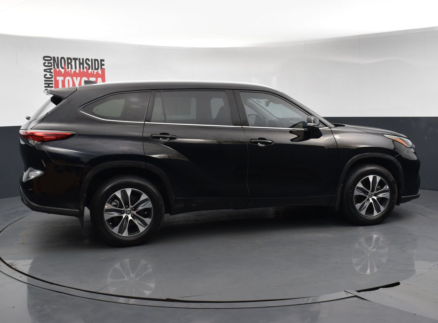 Used 2022 Toyota Highlander XLE AWD/4WD image 5