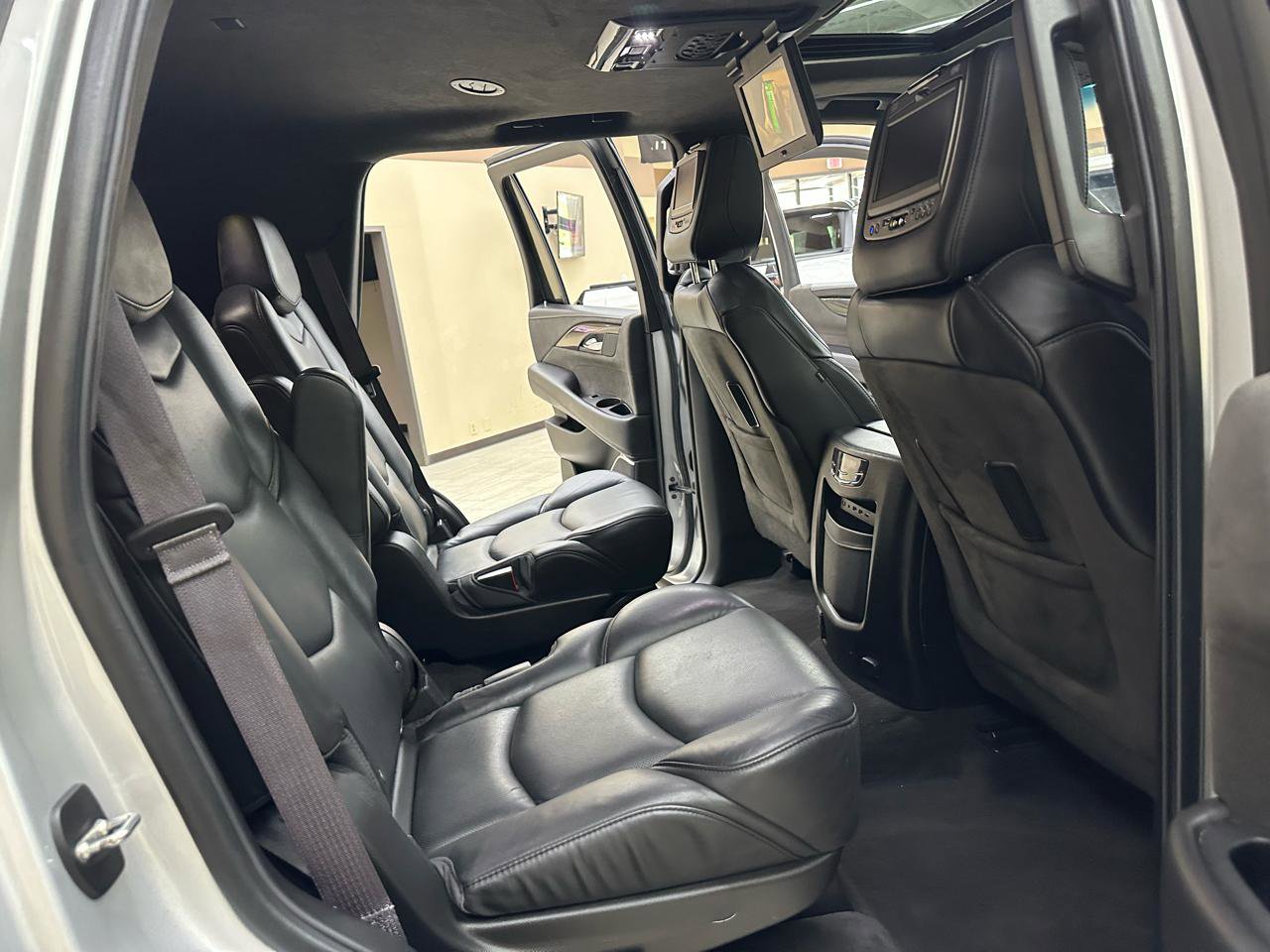 Used 2017 Cadillac Escalade Platinum AWD/4WD image 42