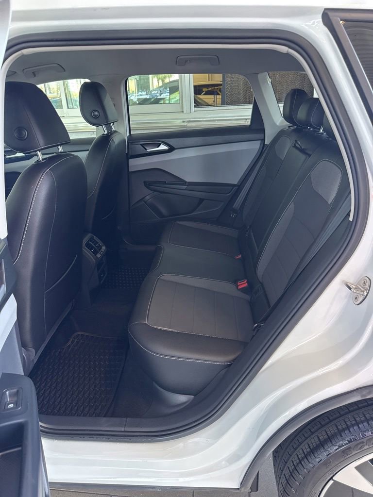 Certified 2022 Volkswagen Taos SE w/ Driver Assistance Package FWD image 9