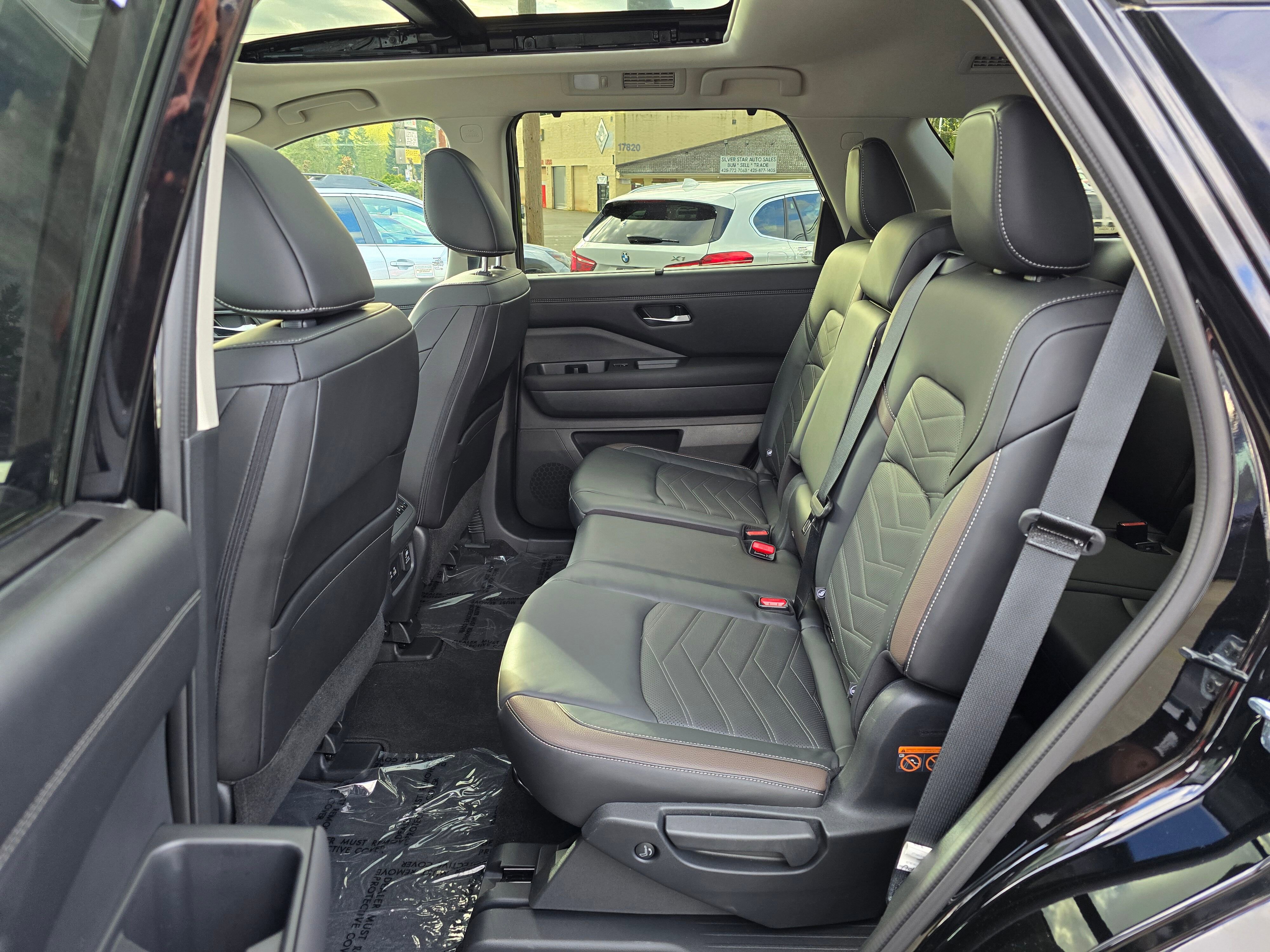 Used 2024 Nissan Pathfinder Platinum w/ Cargo Package AWD/4WD image 16