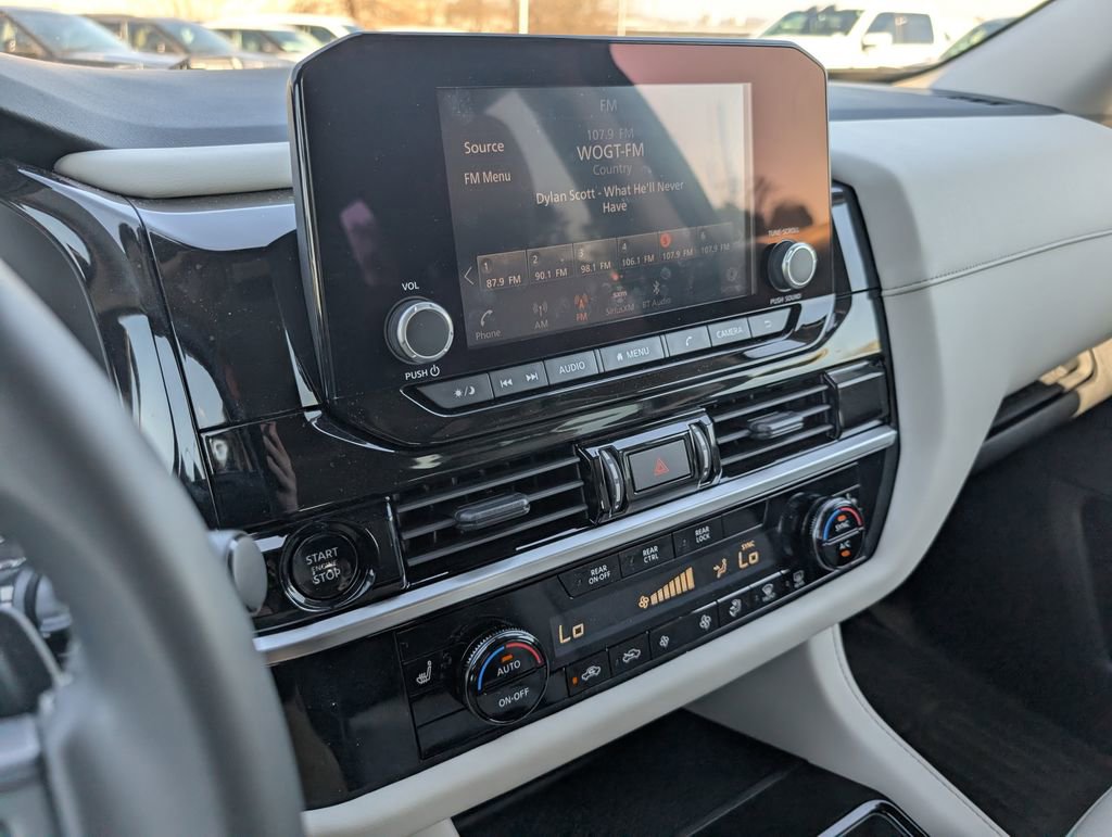 Used 2025 Nissan Pathfinder SV w/ SV Premium Package image 18