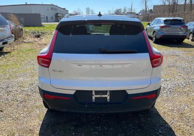 Used 2023 Volvo XC40 Recharge Plus image 3