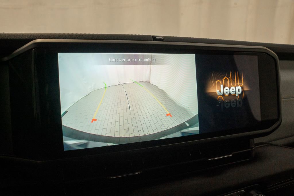 Used 2025 Jeep Wrangler Sahara image 13