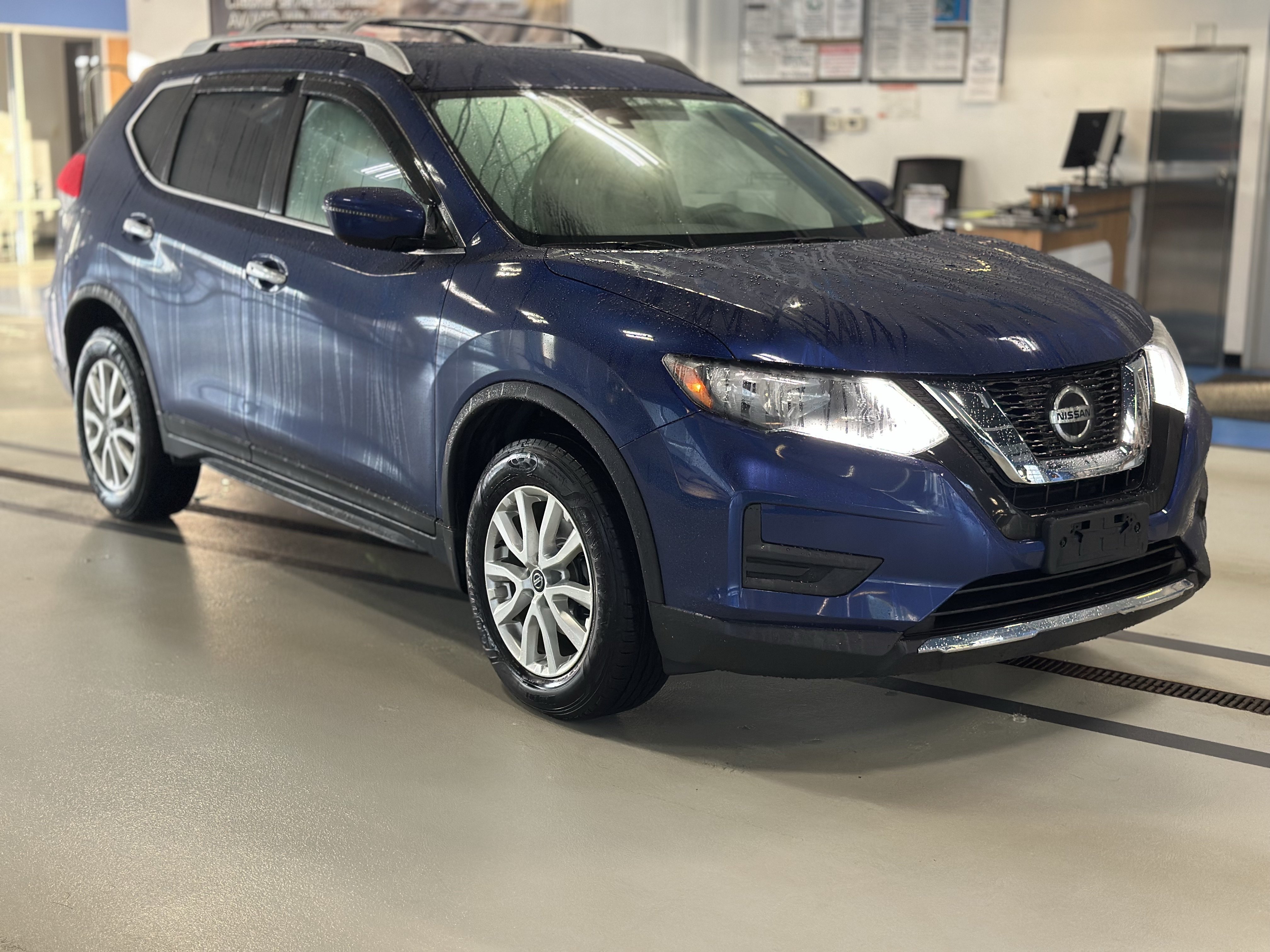 Used 2020 Nissan Rogue SV AWD/4WD image 3