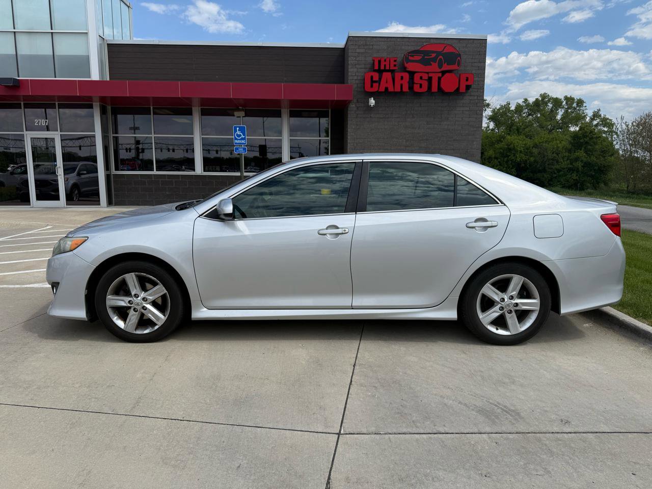 Used 2012 Toyota Camry SE w/ Leather Pkg FWD image 1