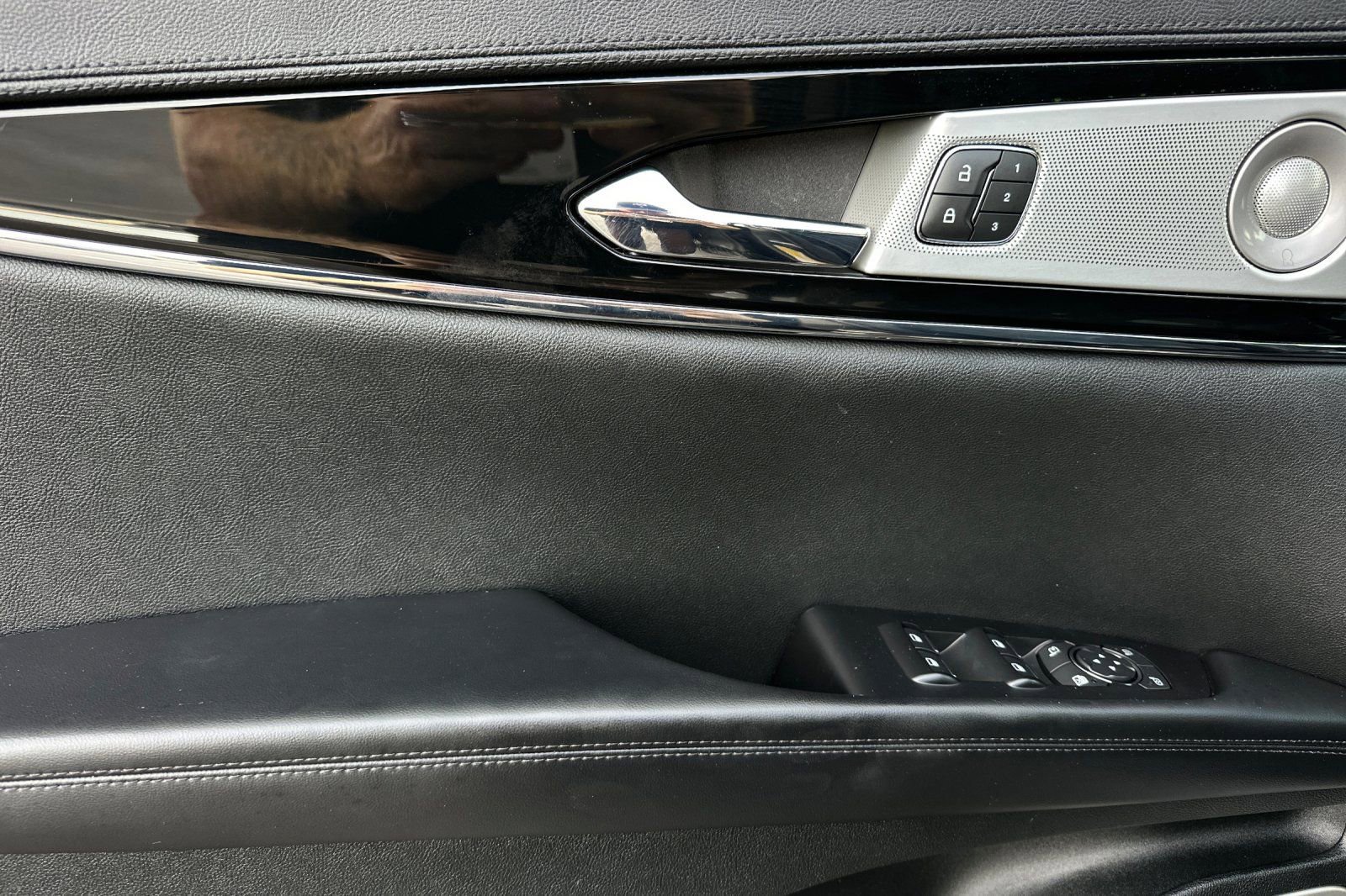 Used 2022 Lincoln Nautilus Reserve w/ Equipment Group 202A image 10