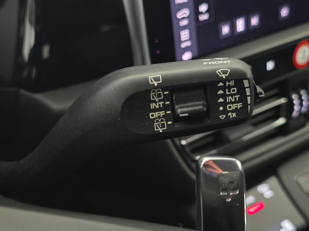 Certified 2024 Porsche Macan AWD/4WD image 37