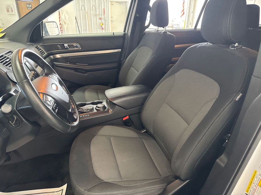 Used 2018 Ford Explorer XLT w/ Equipment Group 201A image 9