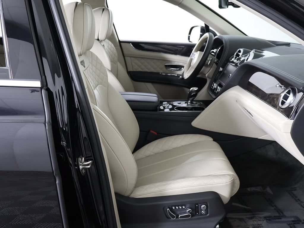 Used 2020 Bentley Bentayga Plug-In Hybrid AWD/4WD image 39