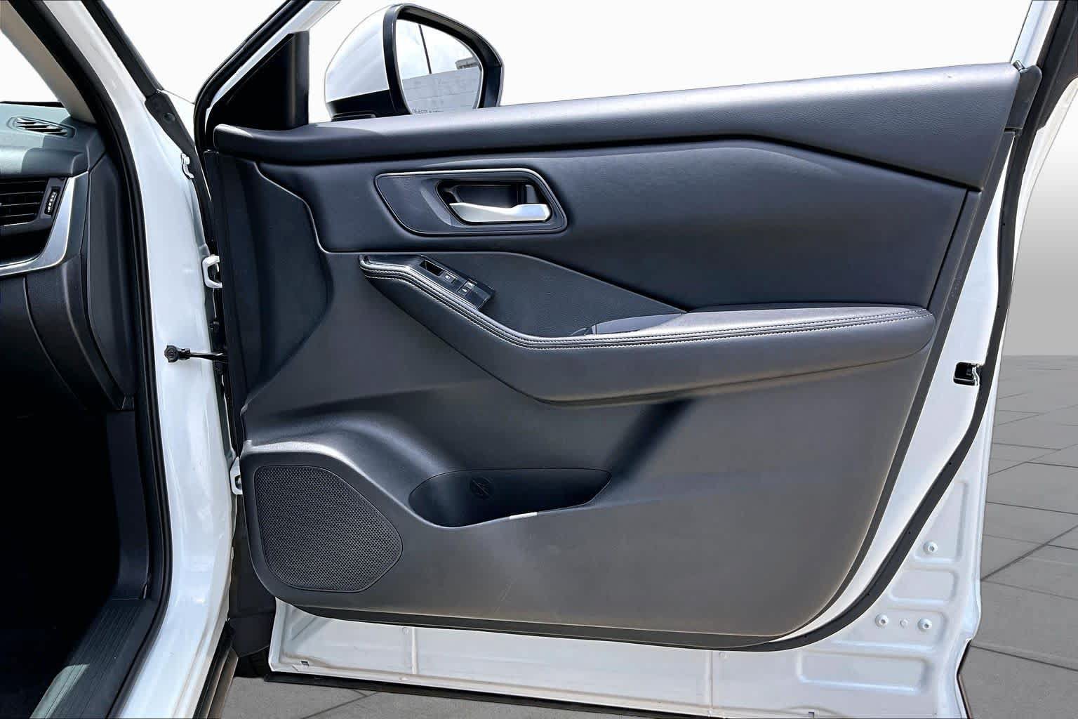 Certified 2024 Nissan Rogue SV FWD image 22