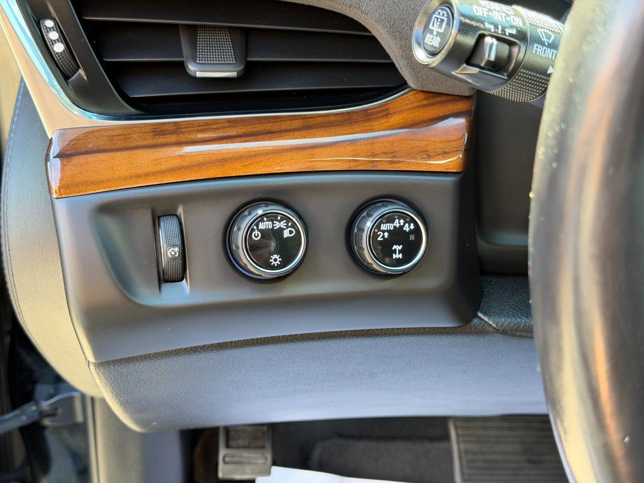 Used 2018 Cadillac Escalade Luxury AWD/4WD image 18