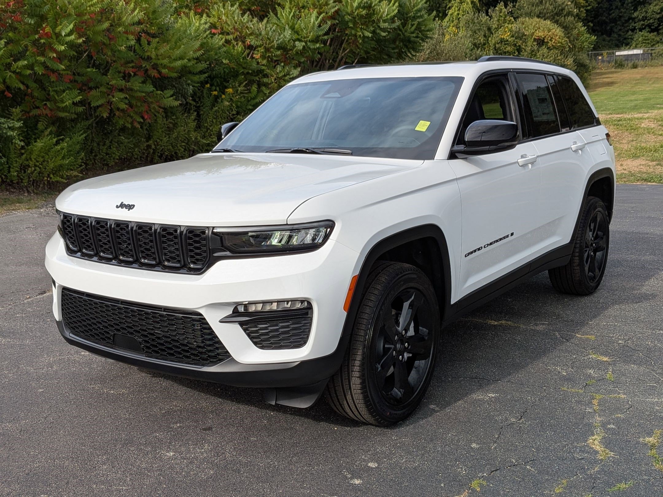 New 2025 Jeep Grand Cherokee Limited w/ Black Appearance Package image 8