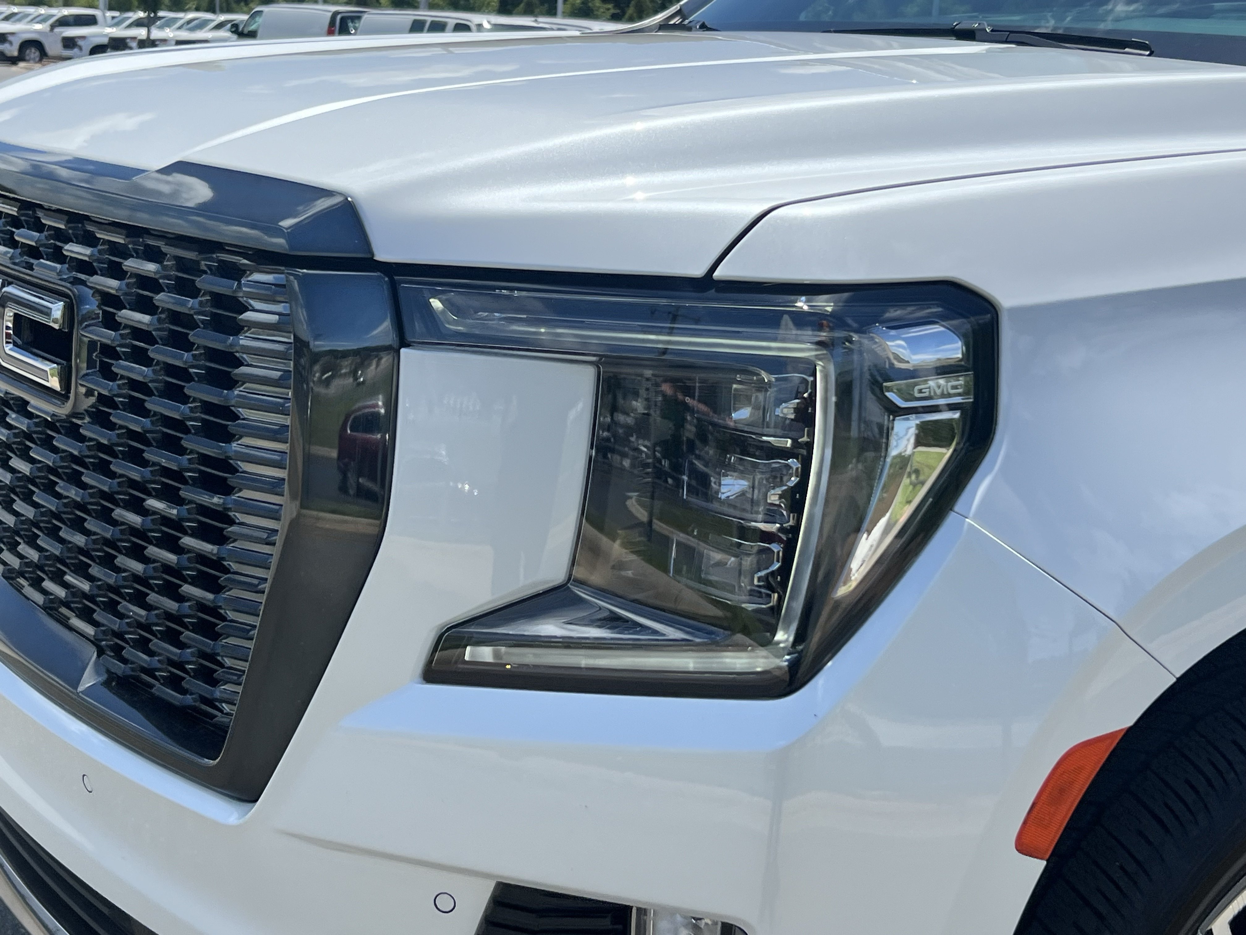 Used 2023 GMC Yukon XL Denali Ultimate AWD/4WD image 12
