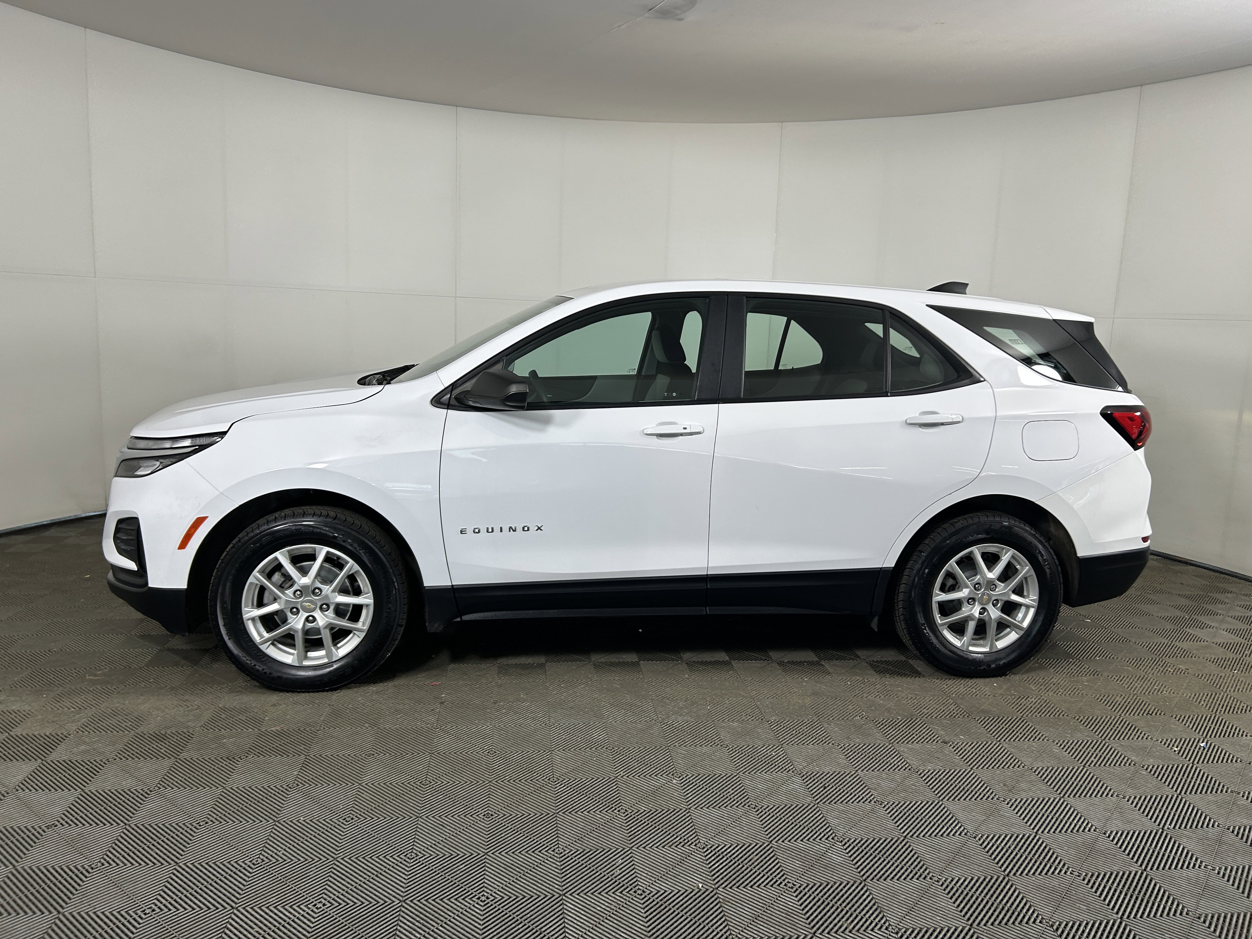 Used 2023 Chevrolet Equinox LS AWD/4WD image 2