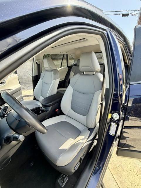 Used 2019 Toyota RAV4 Limited w/ Carpet Mat Package FWD image 11