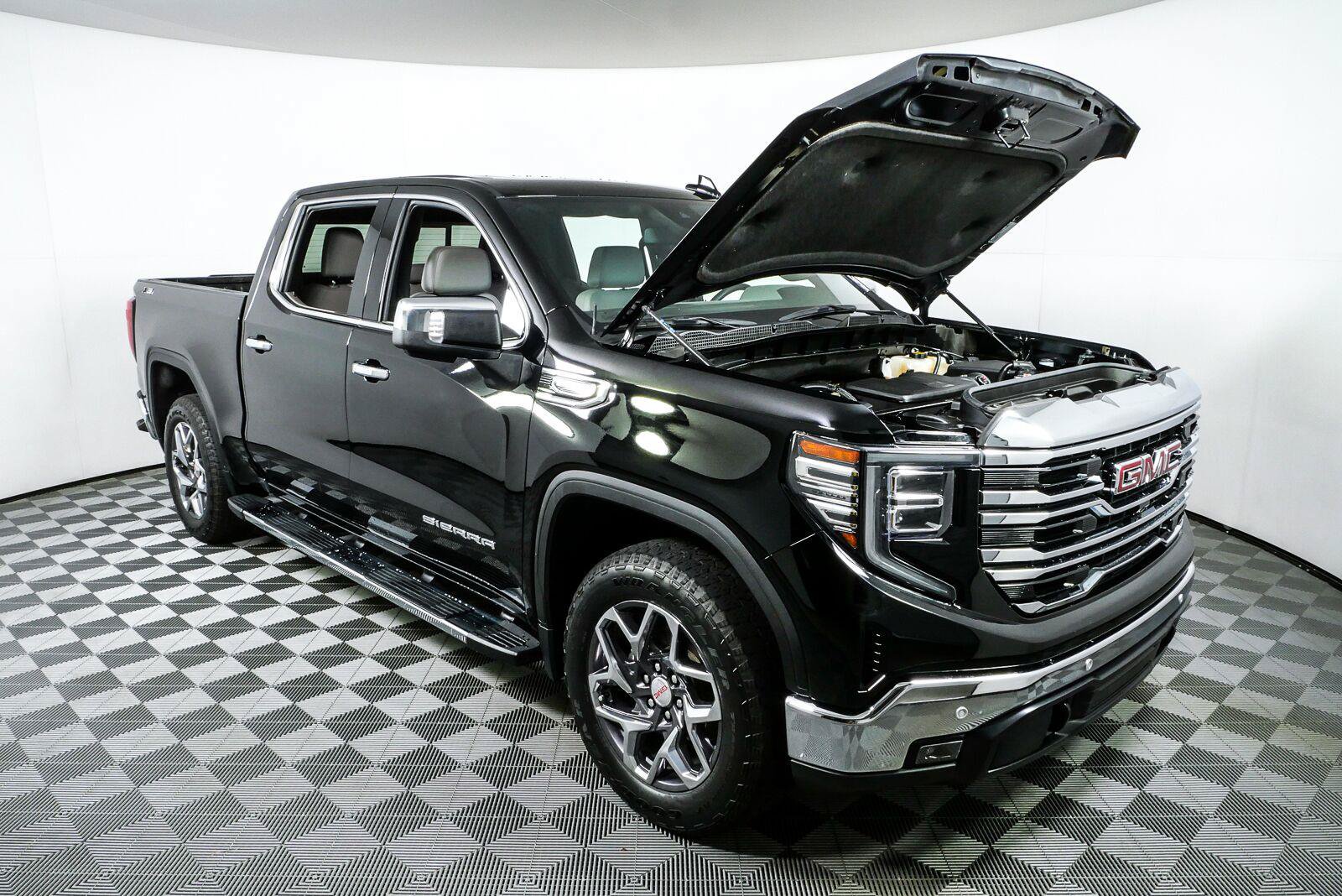 Used 2024 GMC Sierra 1500 SLT w/ SLT Premium Plus Package AWD/4WD image 33