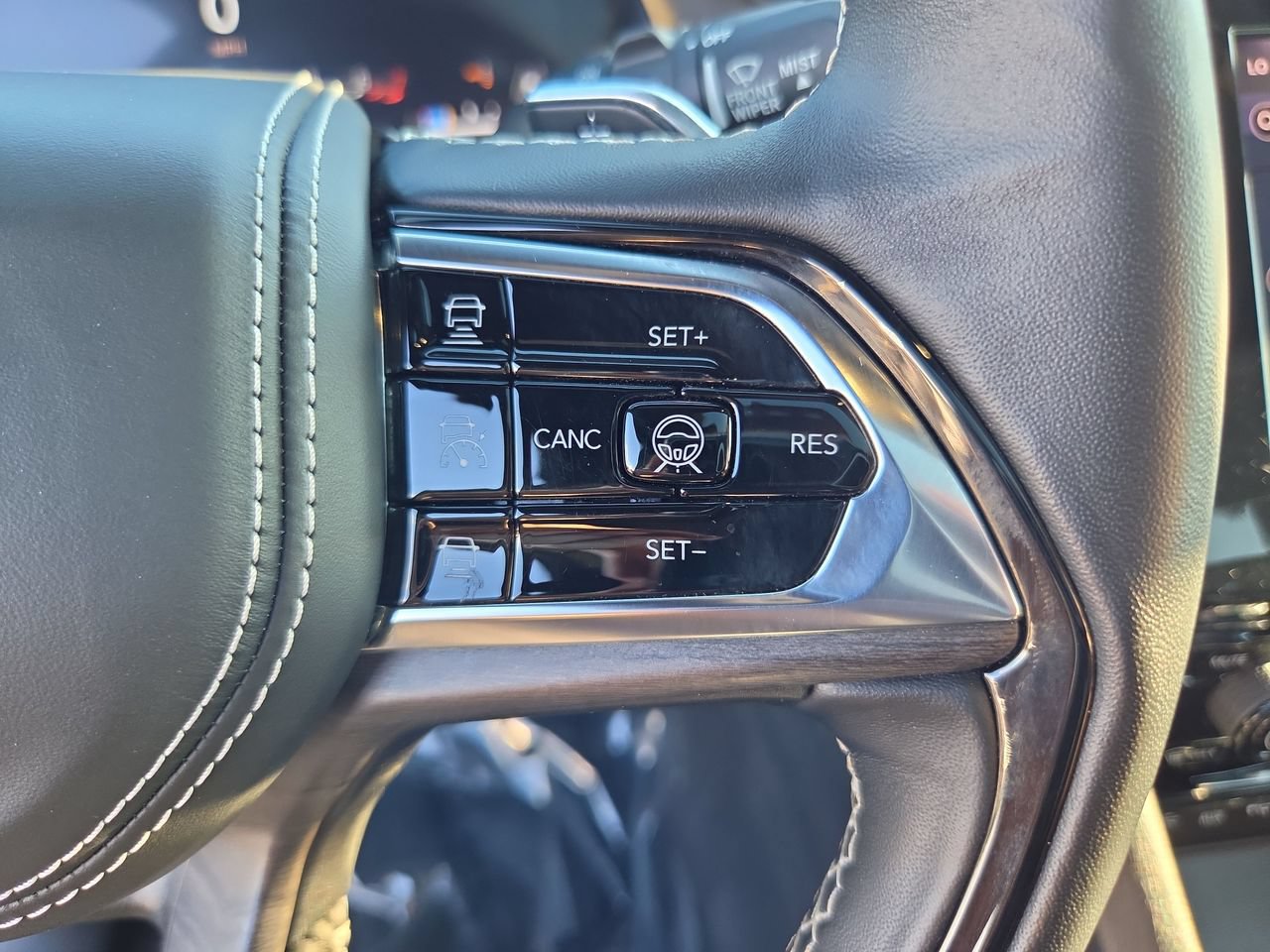 Used 2022 Jeep Grand Cherokee Overland w/ Advanced Protech Group III AWD/4WD image 32