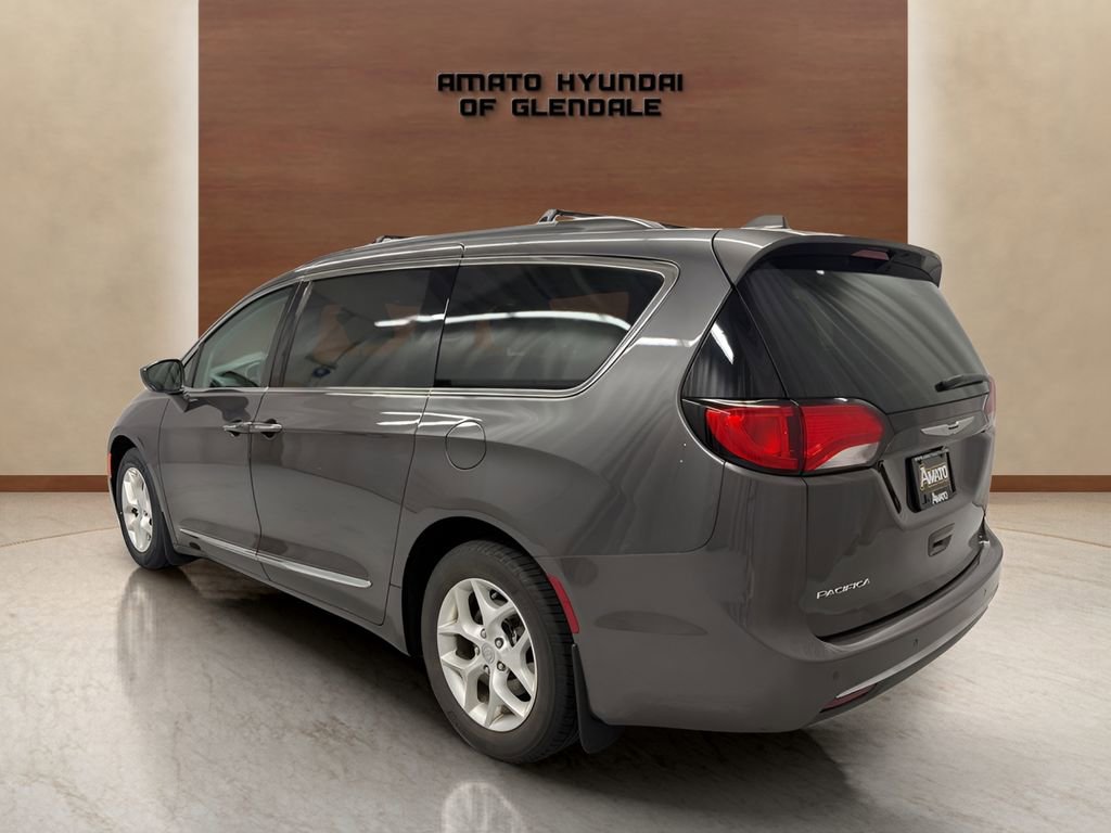 Used 2017 Chrysler Pacifica Touring-L w/ Tire & Wheel Group FWD image 3