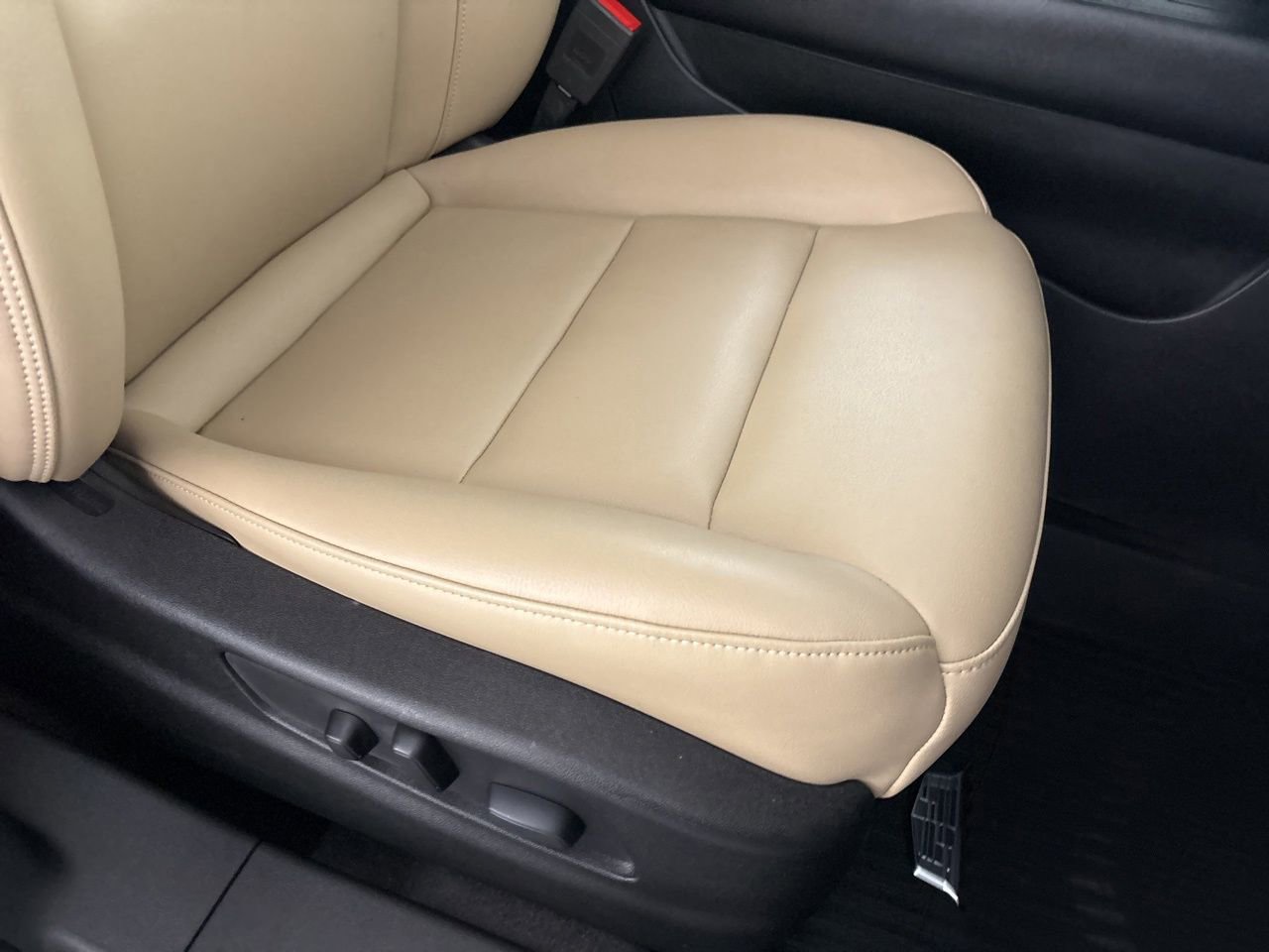 Used 2024 Cadillac XT4 Luxury w/ Cold Weather Package image 27