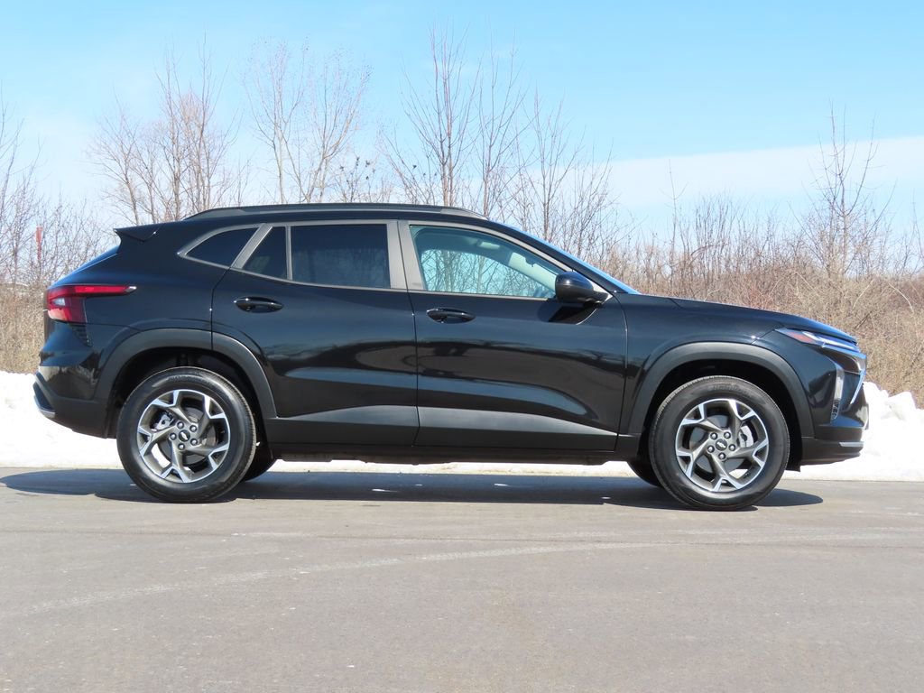 Certified 2025 Chevrolet Trax LT image 2