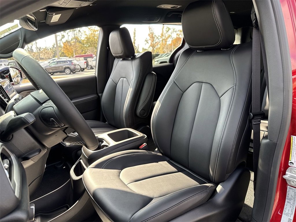 New 2026 Chrysler Pacifica Select image 11