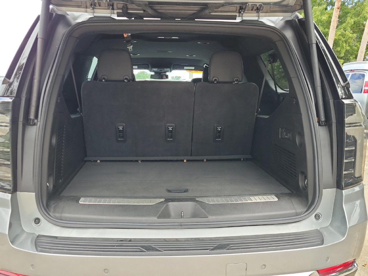 Certified 2025 Chevrolet Suburban Premier AWD/4WD image 9