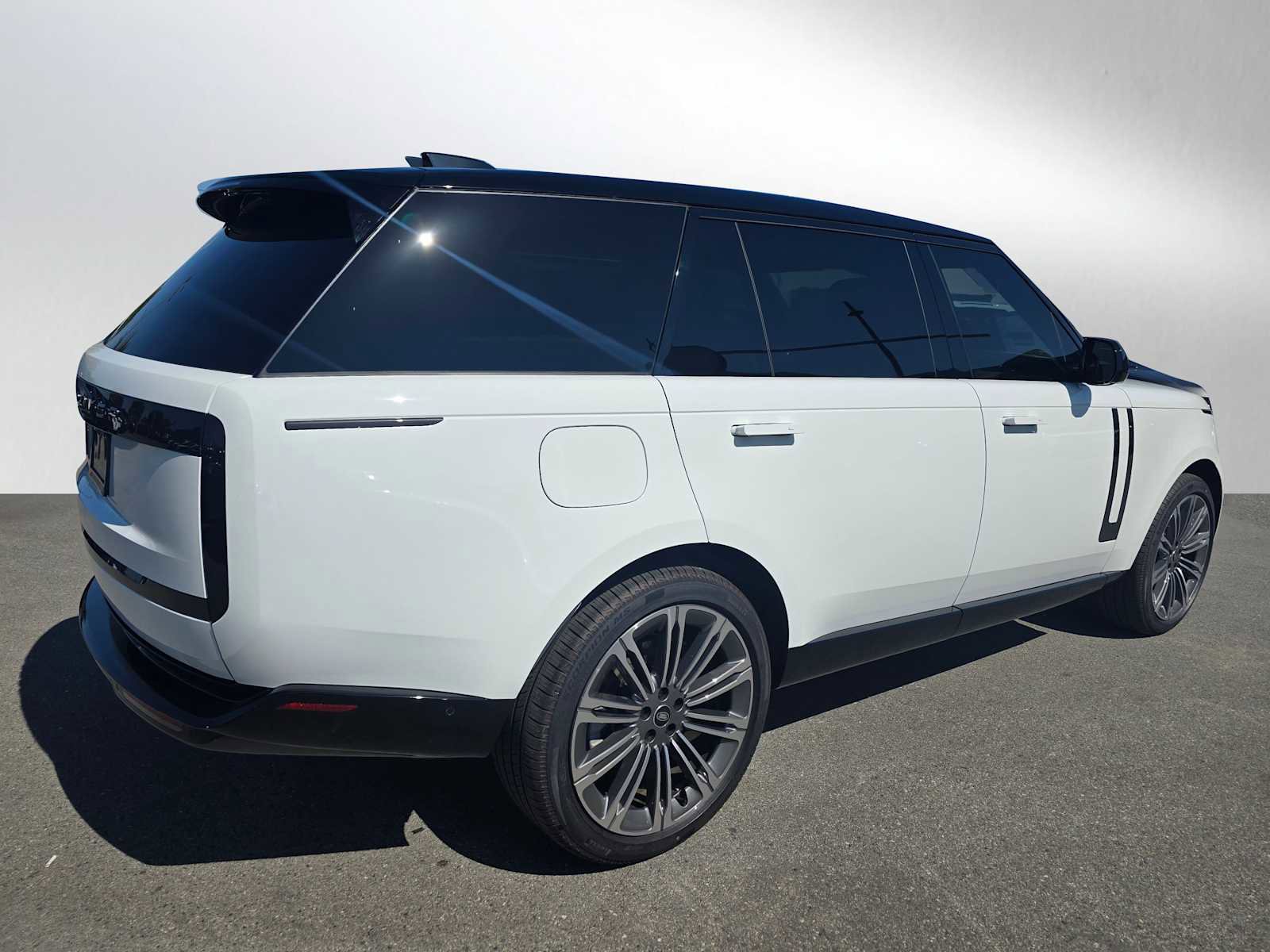 New 2025 Land Rover Range Rover Long Wheelbase SE image 3