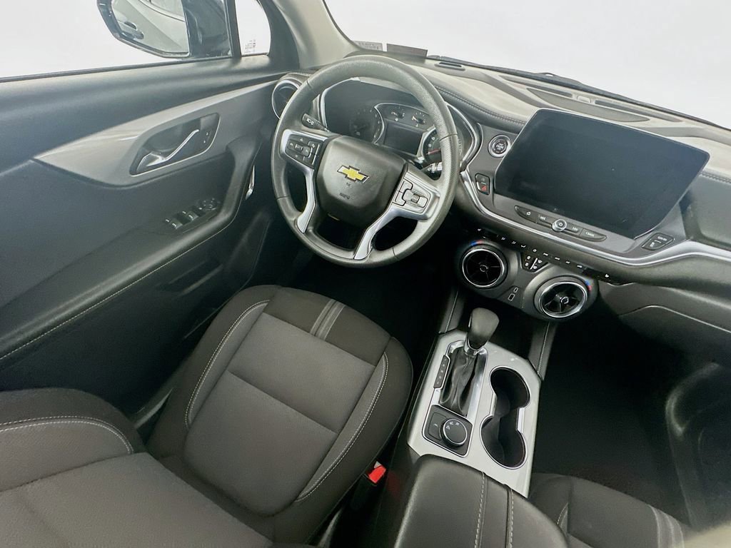 Used 2025 Chevrolet Blazer LT FWD image 9