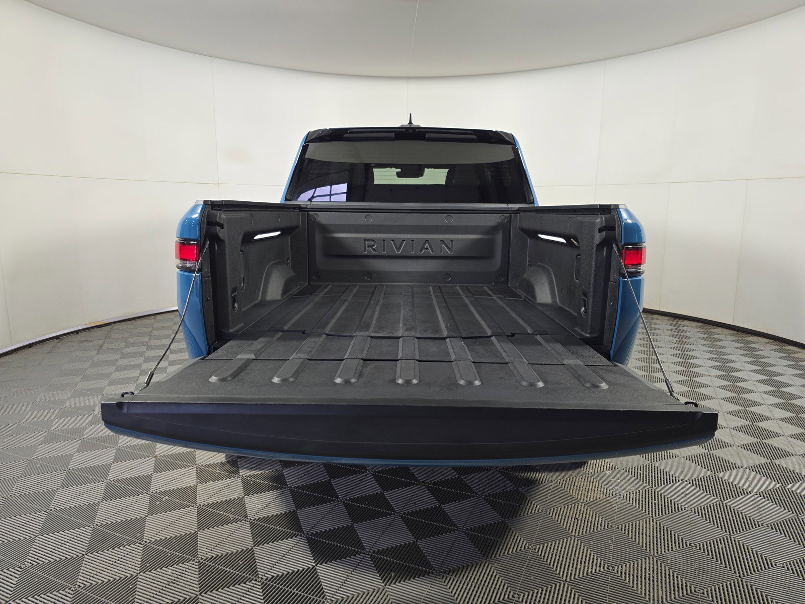 Used 2023 Rivian R1T Adventure image 15