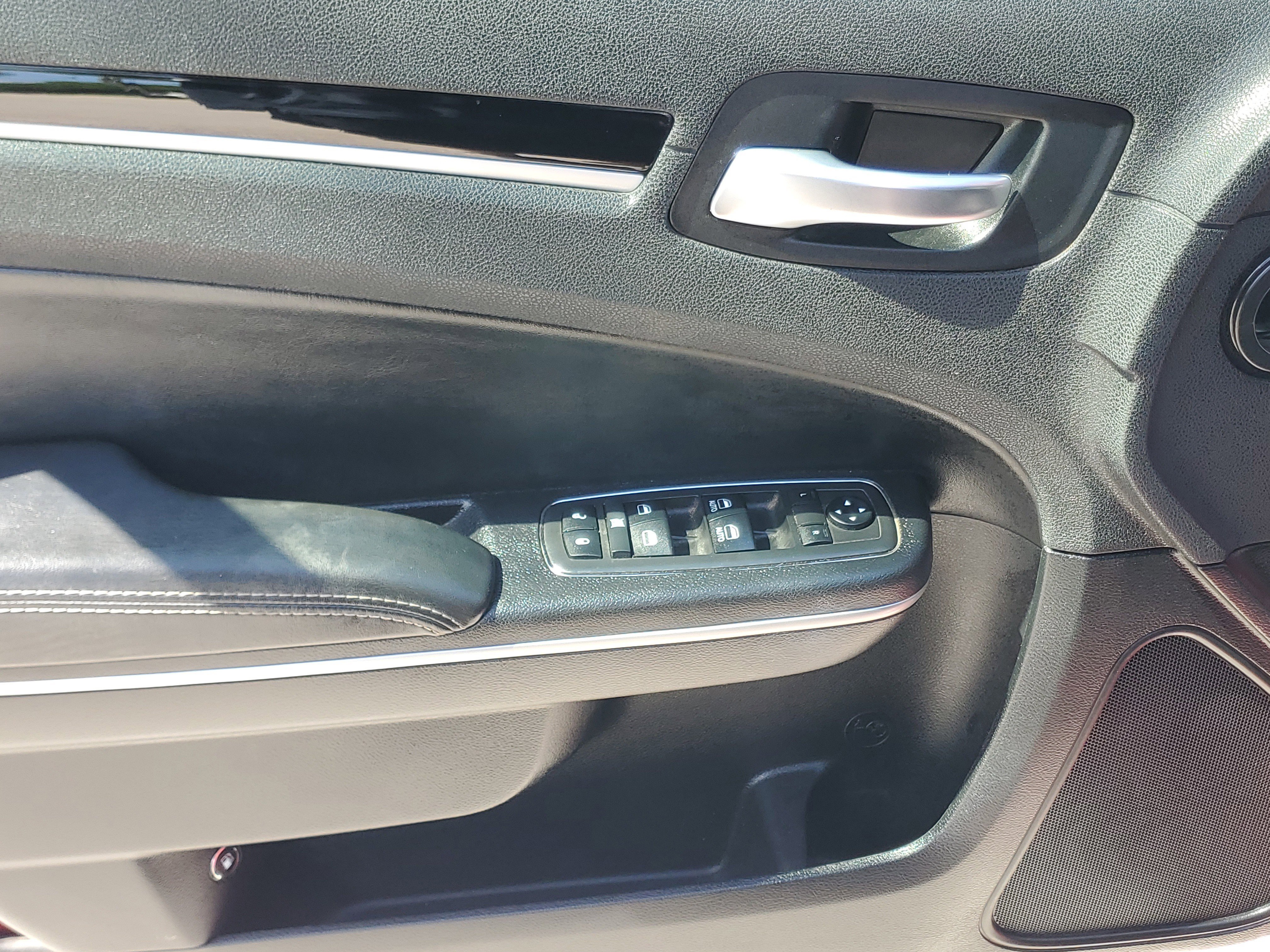 Used 2019 Chrysler 300 S image 15