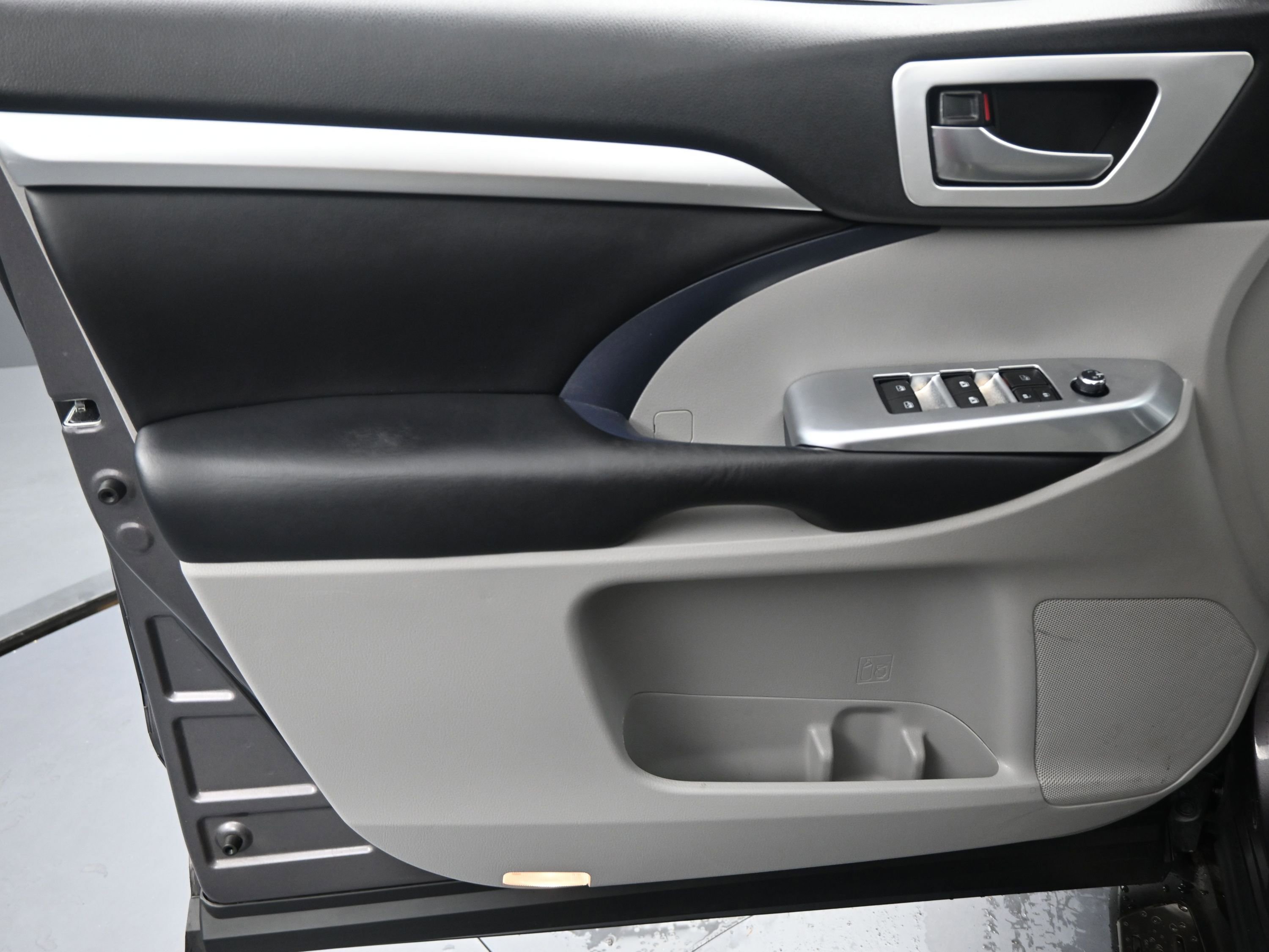 Used 2019 Toyota Highlander XLE image 16